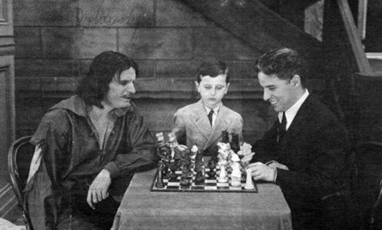 Un joven Chaplin echando una partida al ajedrez
